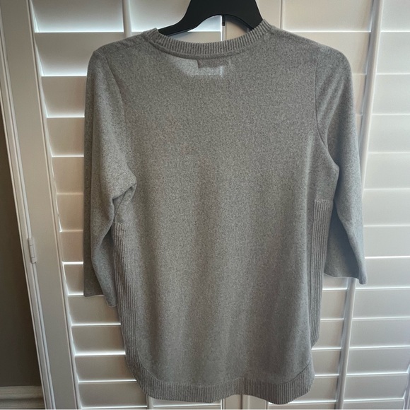 Gray Crew Neck Sweater with Cityscape Graphic - Picture 4 of 4